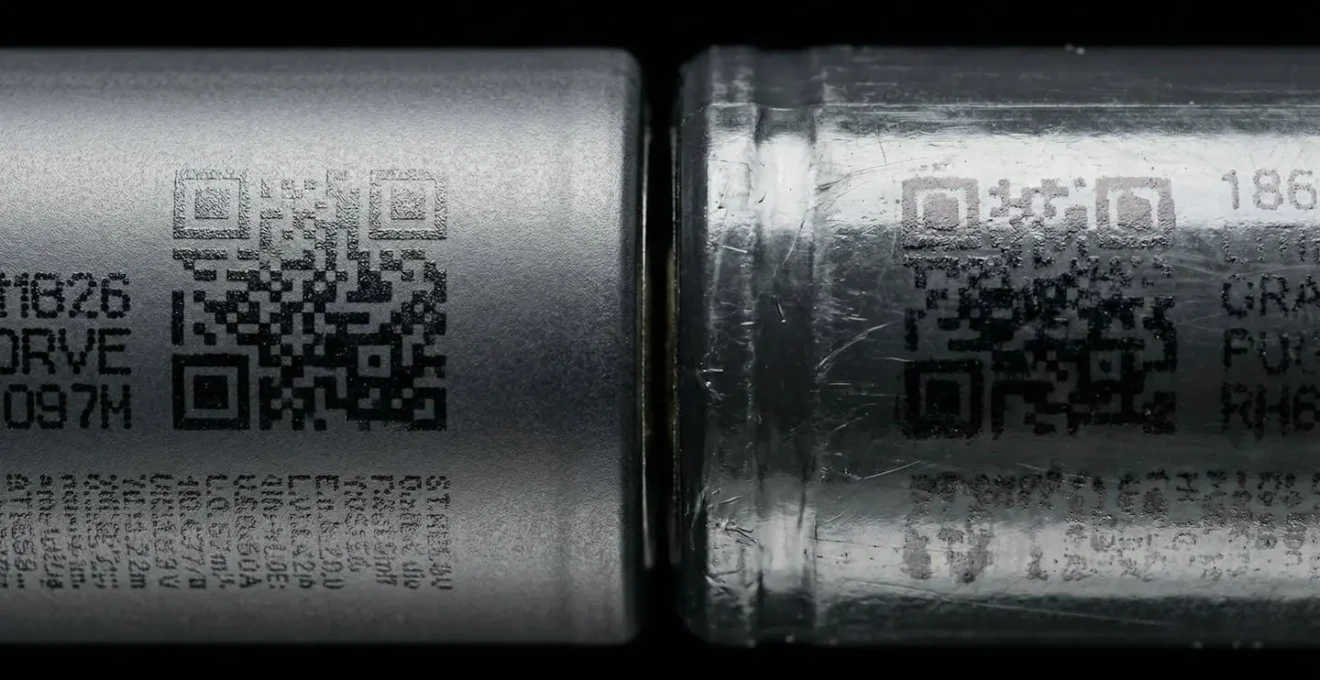 Comparaison macro entre un accu authentique et une contrefaçon montrant les différences de qualité d'impression