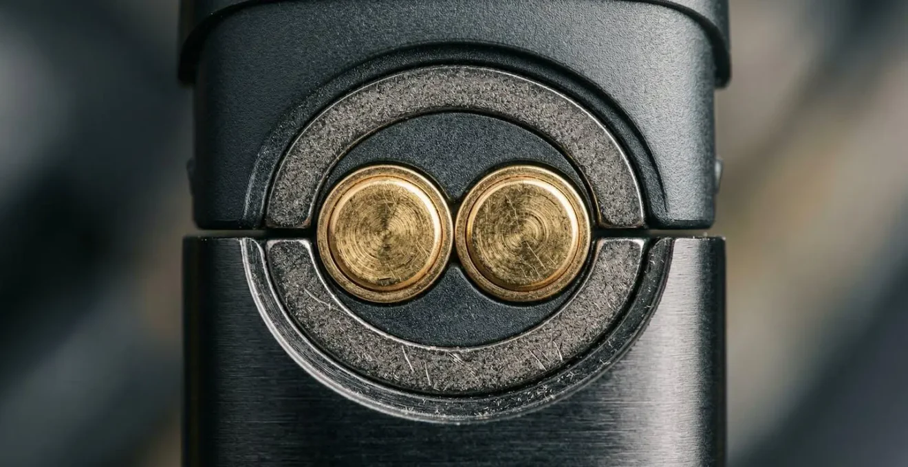 Gros plan sur système de connexion magnétique d'une cartouche de pod