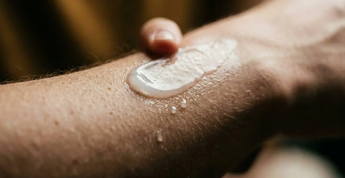 Vue macro d'une texture de crème CBD sur peau avec effet de pénétration visible