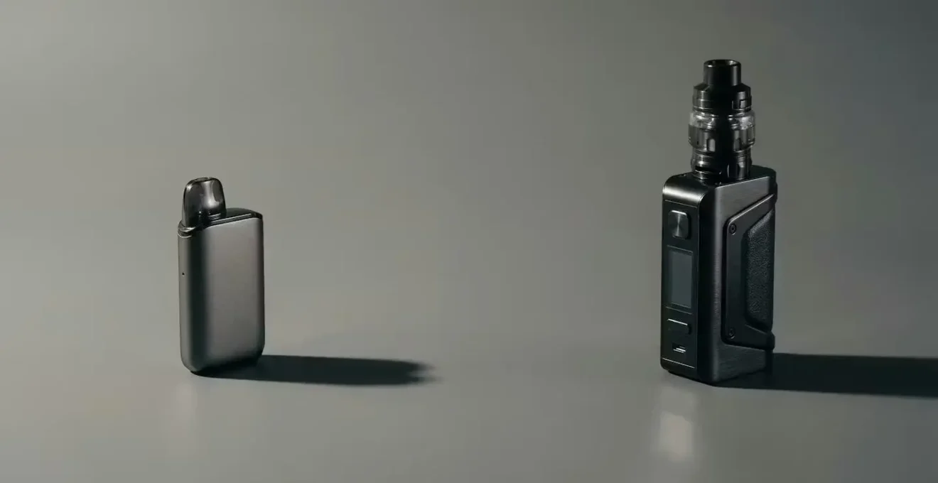 Comparaison visuelle entre un pod compact et un mod sub-ohm imposant