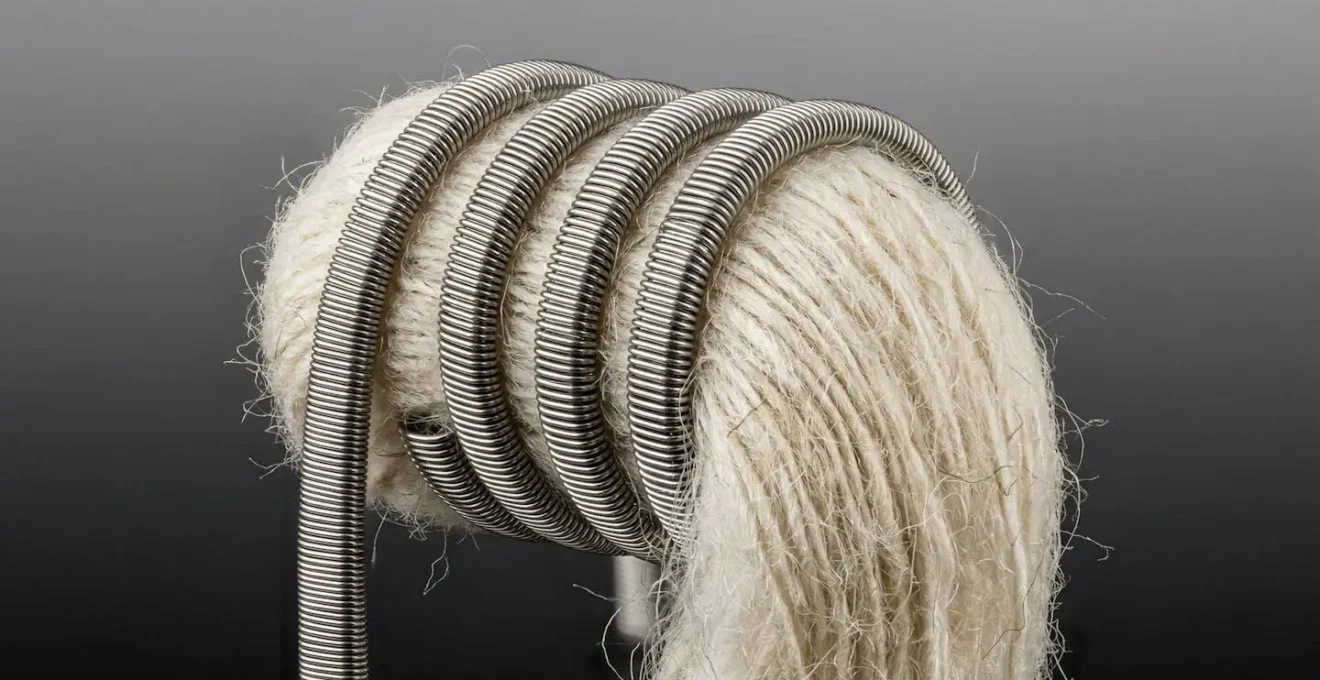 Résistance de cigarette électronique en gros plan avec bobine visible et coton, illustrant la technologie 1.0 ohm pour tirage serré